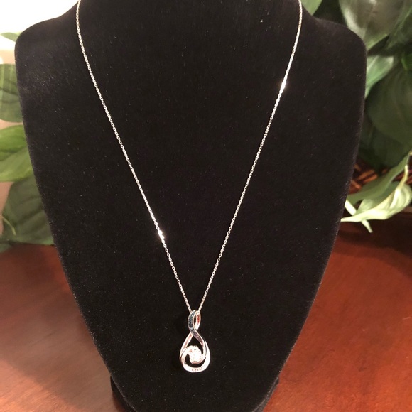 Sterling silver diamond pendent - Picture 14 of 17